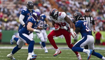 绿茵悲歌两重奏，皇社与埃瓦尔悼念同日辞世同名旧将