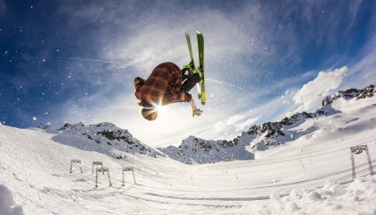 曼城主场狂胜曼联赢下德比气运之战，利物浦补时绝杀伯恩利，维尔茨状态持续低迷