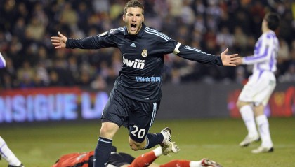 蓝军主场外惊现寒王冰雕致敬帕尔默 战巴萨前斯坦福桥涌动艺术与斗志