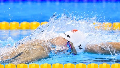 家庭温情时刻！B费晒爱子庆生照，五岁萌娃身披贝林厄姆战袍显球星范儿