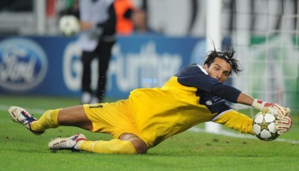 中国蝶泳新星闪耀国际赛场，破纪录夺冠引全球瞩目