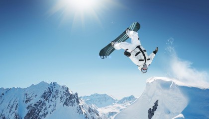 新星闪耀！小将上演帽子戏法助球队大胜对手