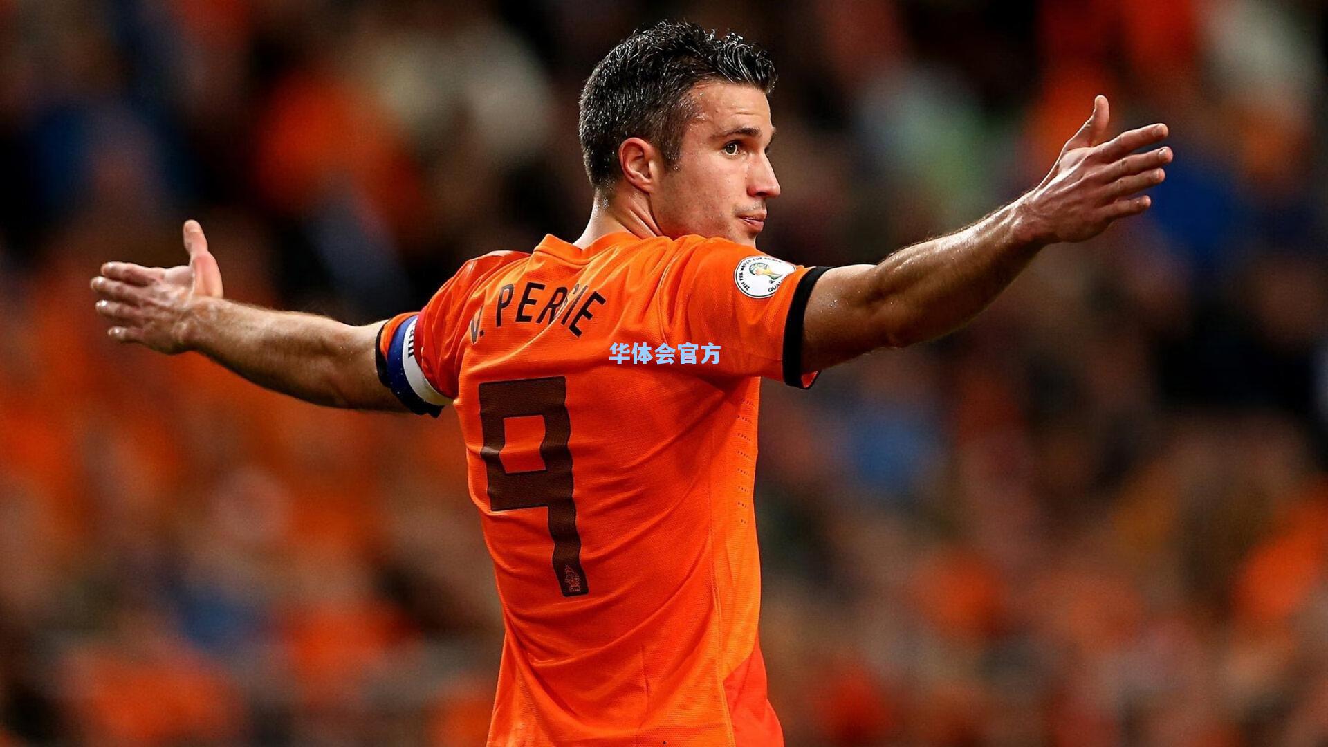 博涅克盛赞莱万,过去二三十年世界最佳九号,定义中锋的传奇